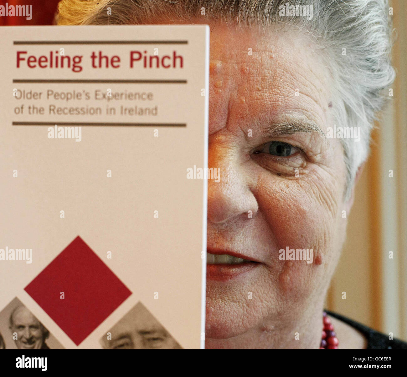 Maria McDonnell, 67 ans, à l'occasion du lancement du rapport sensation de pincement à l'hôtel Westin de Dublin. Les personnes âgées à la retraite de l'État ne chauffent qu'une seule pièce de leur maison et évitent d'acheter de nouveaux vêtements pour économiser de l'argent, révèlent de nouvelles recherches. Banque D'Images