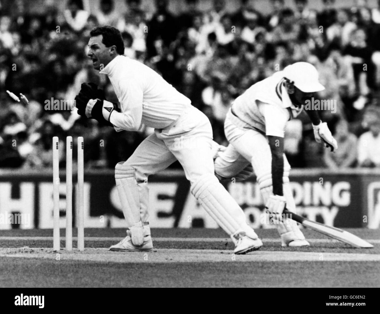Cricket - Trophée Texaco 1987 (1er ODI) - Angleterre / Pakistan - l'Oval.Le batteur pakistanais Rameez Hasan Raja est déjoué par le gardien de cricket anglais (Jack) Clifton James Richards. Banque D'Images