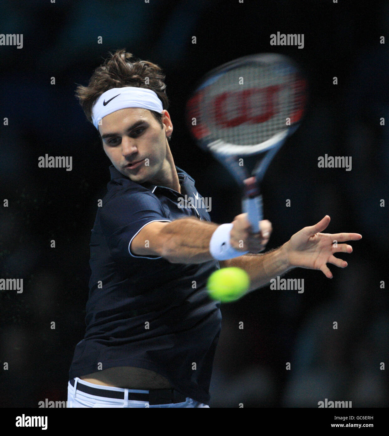 Tennis - Barclays ATP World tennis Tour finals - cinquième jour - o2 Arena.Roger Federer sur le chemin de gagner le deuxième ensemble contre Juan Martin Del Potro lors des finales du World tennis Tour ATP à l'o2 Arena Banque D'Images