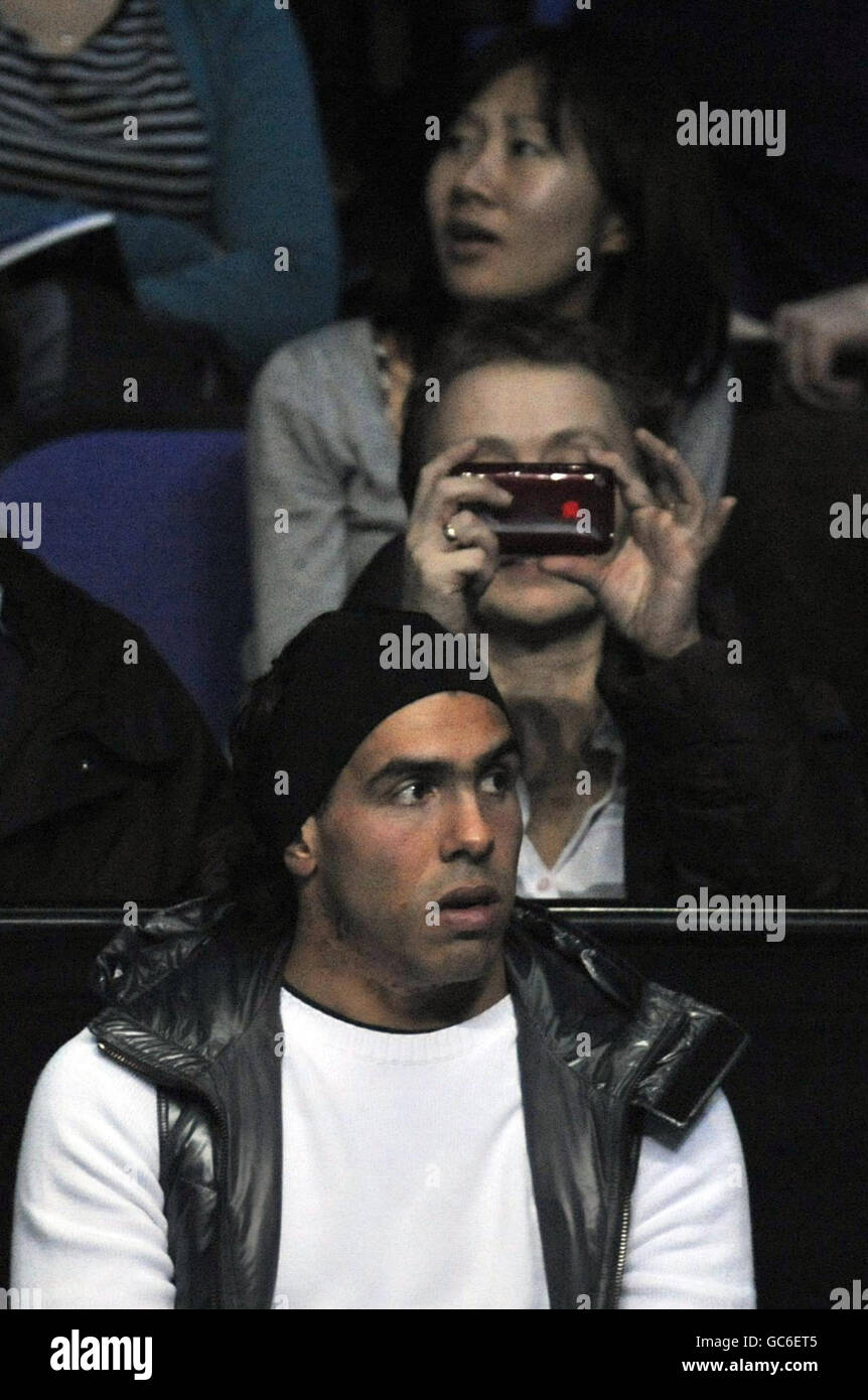 Tennis - finale de la tournée mondiale ATP de tennis de Barclay - 5e jour - o2 Arena.Carlos Tevez, de Manchester City, regarde pendant les finales du World tennis Tour ATP de Barclay à l'O2 Arena, Londres. Banque D'Images