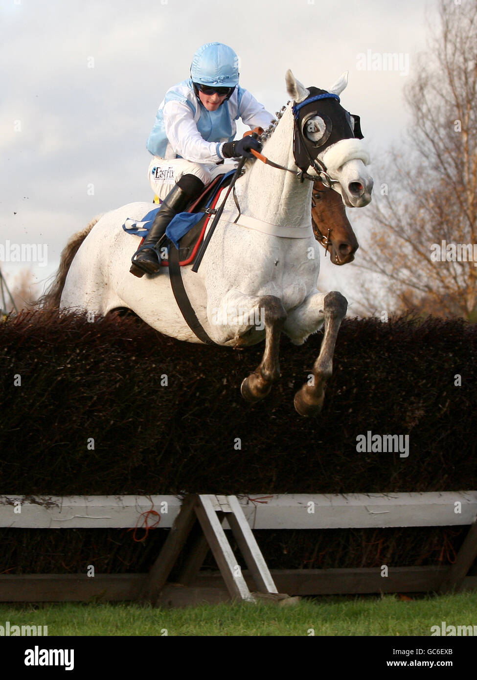 Courses hippiques - Hippodrome de Ludlow.Assistants poussière criée par Brian Toomey pendant le TurfTV handicap Steeple Chase Banque D'Images