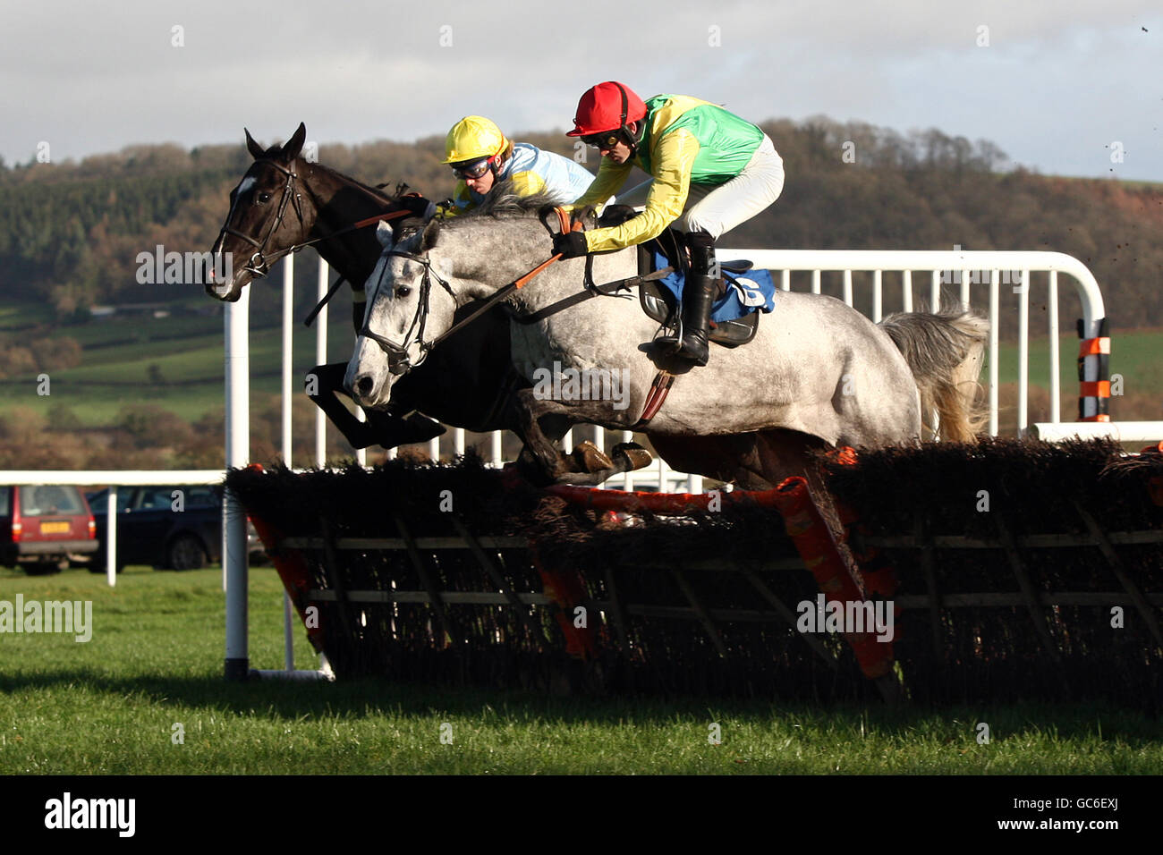 Abbevillan monté par Jimmy McCarthy (arrière) et Royal Collonges monté Par Ruby Walsh pendant la chasse nationale du Fonds européen d'obtenteur Les novices s'en vont à la course Banque D'Images