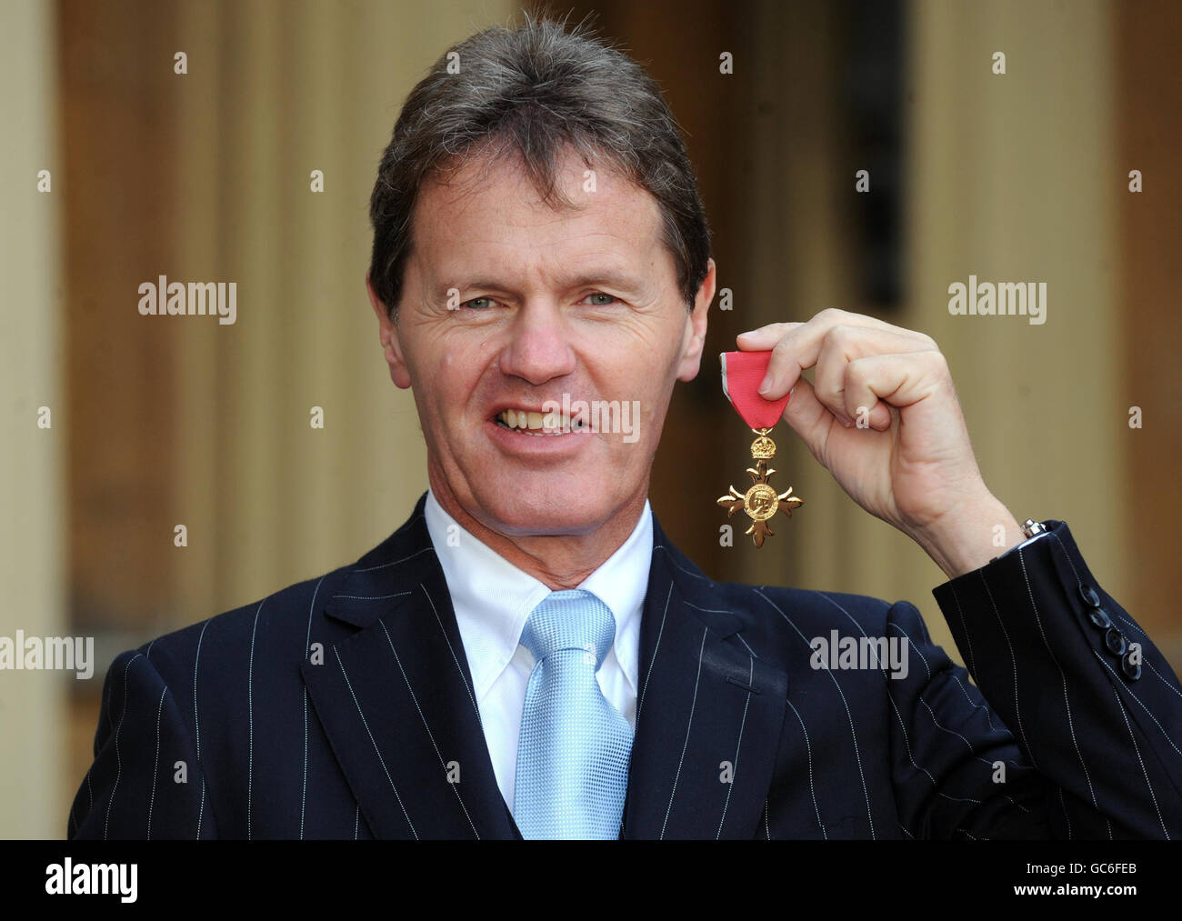 Directeur général de M-Sport et directeur d'équipe de Ford World Rally Team Malcolm Wilson, de Cockermouth pose avec son OBE à la suite de la cérémonie d'investiture à Buckingham Palace, Londres. Banque D'Images