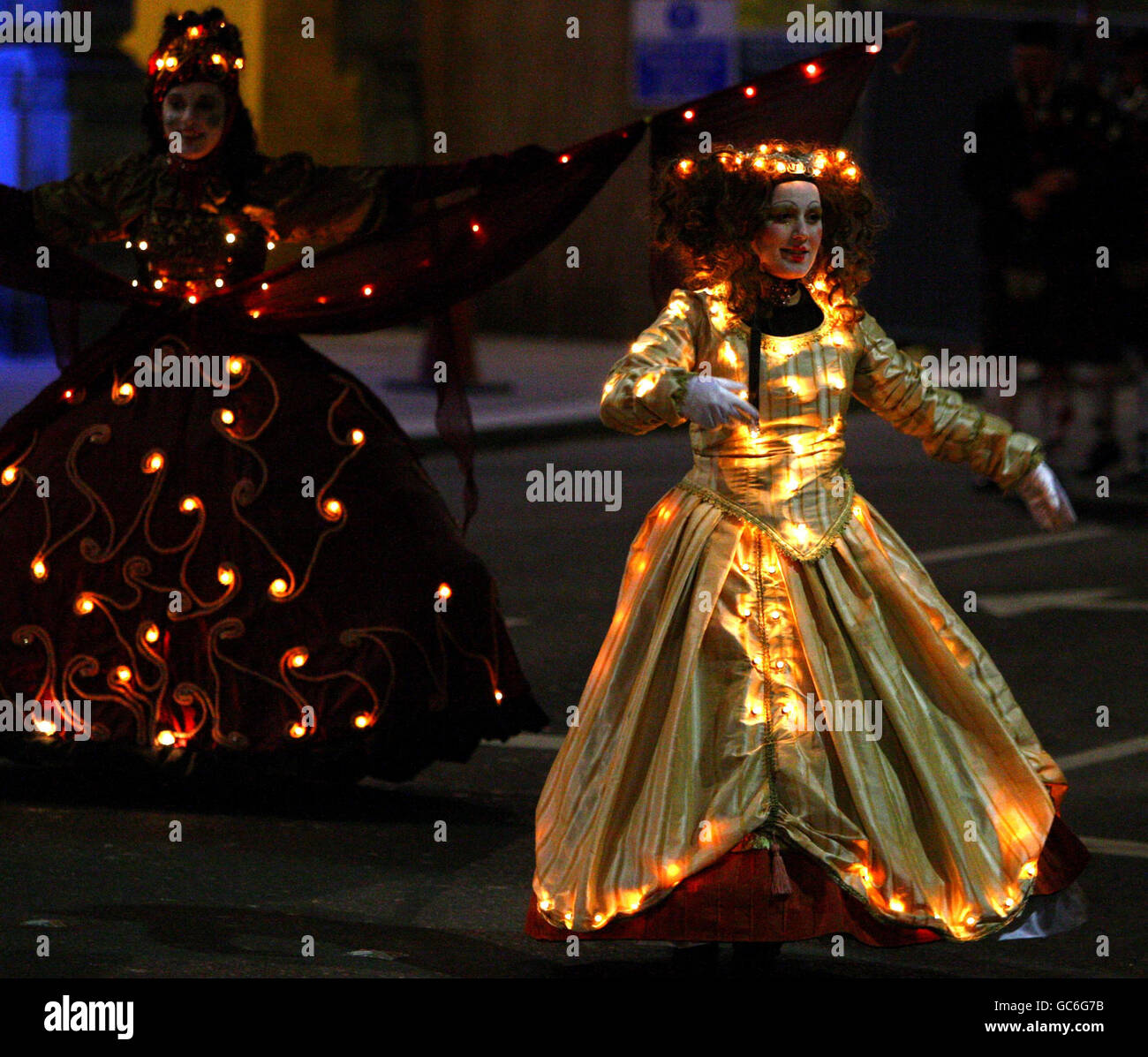 Événements pendant la parade des lumières de la maison, une procession éclairée par une torche dans le centre-ville de Glasgow, commençant à George Square et culminant en concert à St Andrews in the Square. Banque D'Images