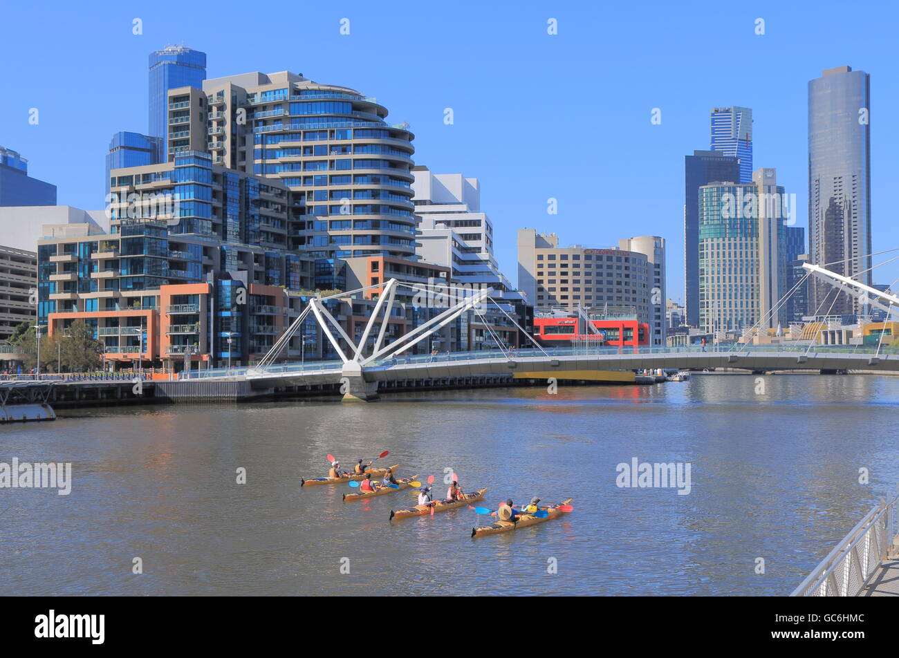 Les gens du canot dans la rivière Yarra Melbourne Australie Banque D'Images