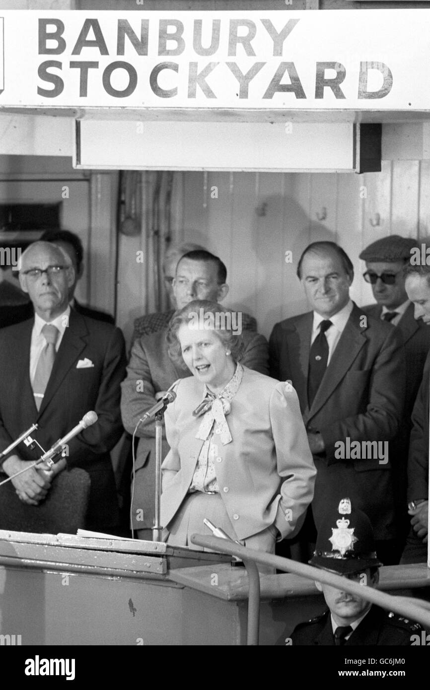 Le Premier ministre Margaret Thatcher a utilisé le microphone de l'encanteur dans l'une des zones de vente du marché boursier de Banbury pour faire un bref discours sur la violence de la ligne de piquetage des mineurs et sur le marché commun. Banque D'Images