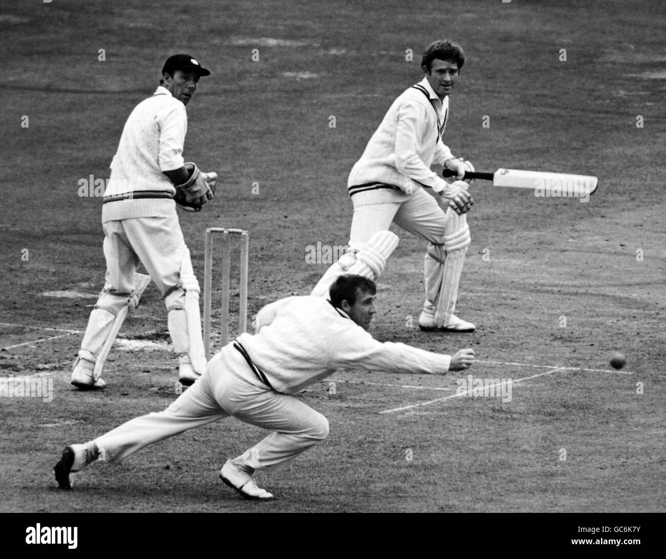 D. L. amiss edges F.J.Titmus et P.Parfitt.Dennis amiss, batteur du Warwickshire, joue le ballon devant Peter Parfitt de Middlesex, comme le garde de cricket Fred Titmus le regarde Banque D'Images