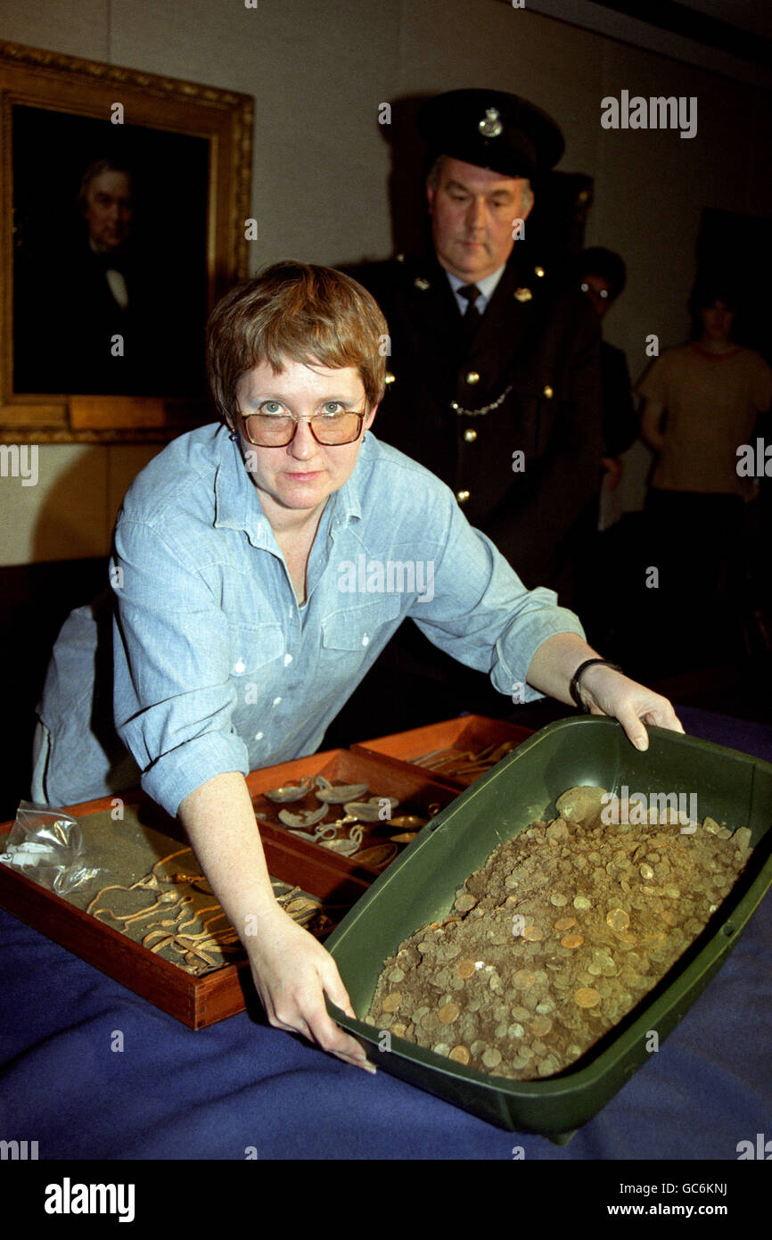 MADAME CATHERINE JOHNS-BRTISH CONSERVATEUR DU MUSÉE DANS LE DÉPARTEMENT DE PRÉHISTOIRE ET ROMANO BRITISH ANTIQUITÉS-AFFICHE QUELQUES PIÈCES DE MONNAIE ROMAINE D'OR ET D'ARGENT, ENCORE COUVERTES DE TERRE, DÉCOUVERT DANS UN CHAMP DE SUFFOLK PAR ERIC LAWES. Banque D'Images