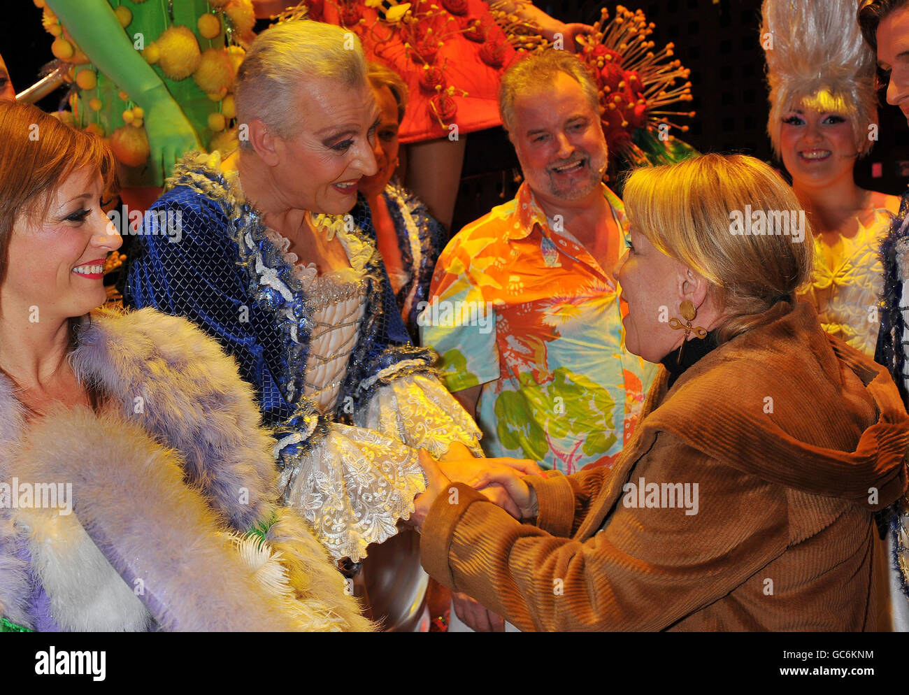 L'actrice hollywoodienne Bette Midler (à droite) se présente au Palace Theatre dans le centre de Londres, avec Tony Sheldon qui rencontre la troupe après la représentation en soirée de 'Priscilla Queen of the Desert'. Banque D'Images