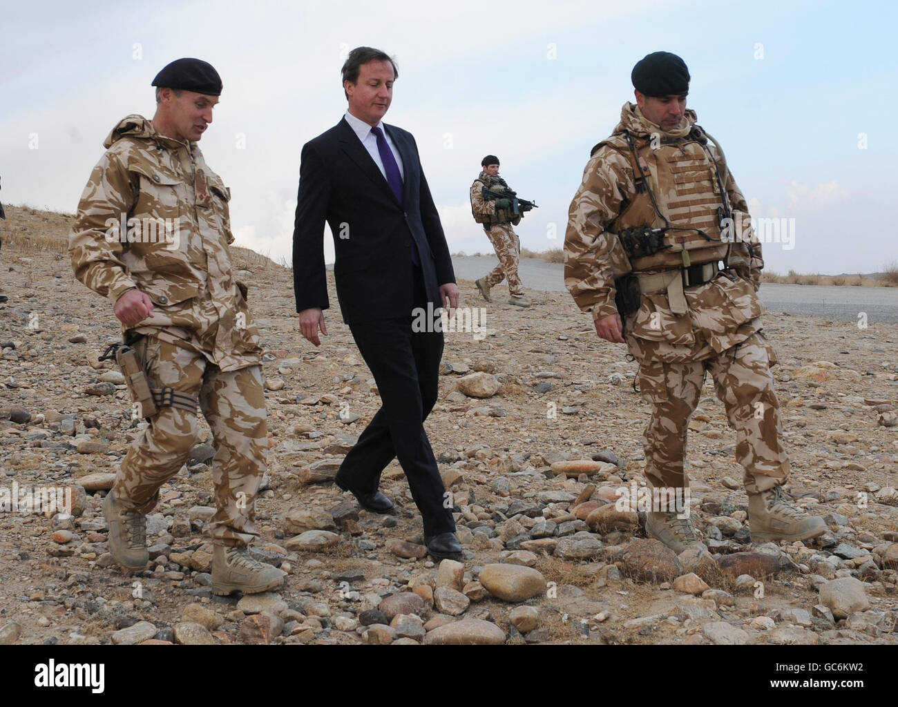 Le chef du Parti conservateur David Cameron traverse aujourd'hui le Centre d'entraînement militaire de Kaboul en Afghanistan où il a vu des soldats britanniques former de nouvelles recrues de l'Armée nationale afghane. Le camp, situé juste à l'extérieur de Kaboul, était autrefois une base militaire russe et est maintenant jonché de chars soviétiques rouillés. M. Cameron effectue une visite de trois jours en Afghanistan où il a visité Kandahar, Laskar Gah et Kaboul. Banque D'Images