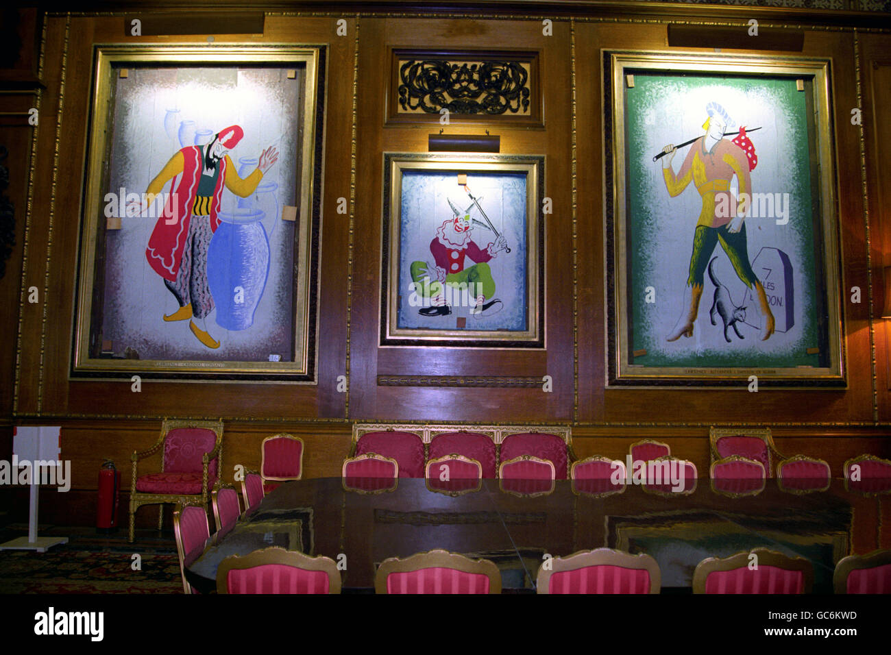 Une collection de peintures murales de personnages pantomime, révélées par l'enlèvement de portraits dans la chambre de Waterloo, château de Windsor, sont exposées pour la première fois en 50 ans, lorsque le public obtient leur premier aperçu des dommages causés par l'incendie. Banque D'Images