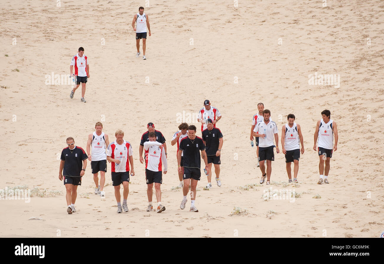 L'équipe d'Angleterre pendant une séance de remise en forme sur les dunes de sable de la plage de l'est de Londres, en Afrique du Sud. Banque D'Images