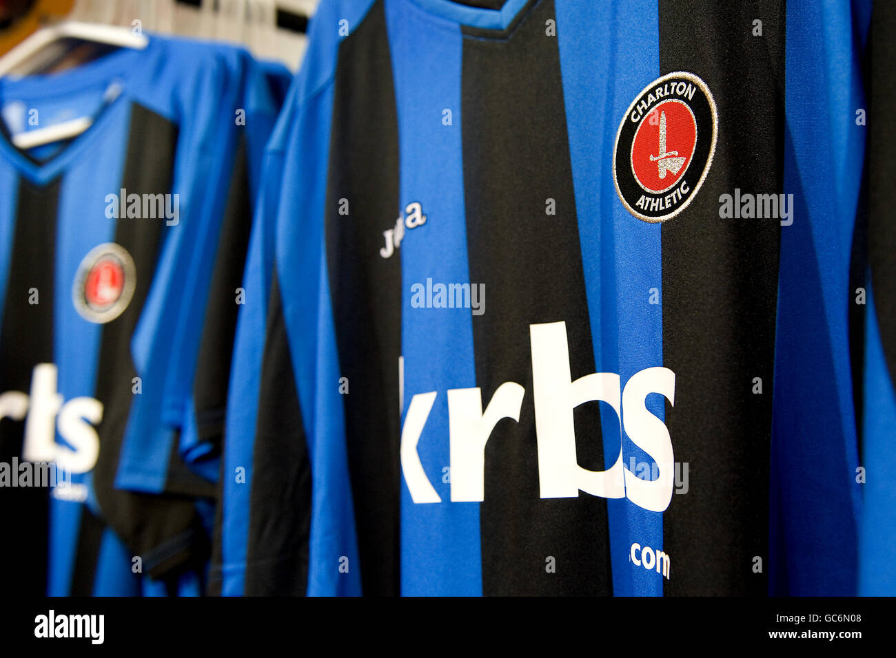 Football - Coca-Cola football League One - Charlton Athletic / Milton Keynes dons - The Valley.Vue générale du kit extérieur Charlton Athletic en vente dans la boutique du club Banque D'Images