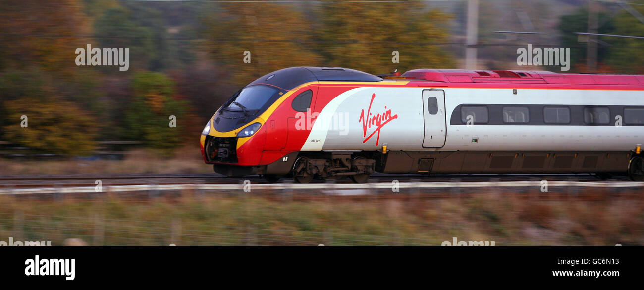 Virgin trains.Un train Virgin longe la ligne principale de la côte ouest, près de la station de service Watford Gap, près de Daventry. Banque D'Images