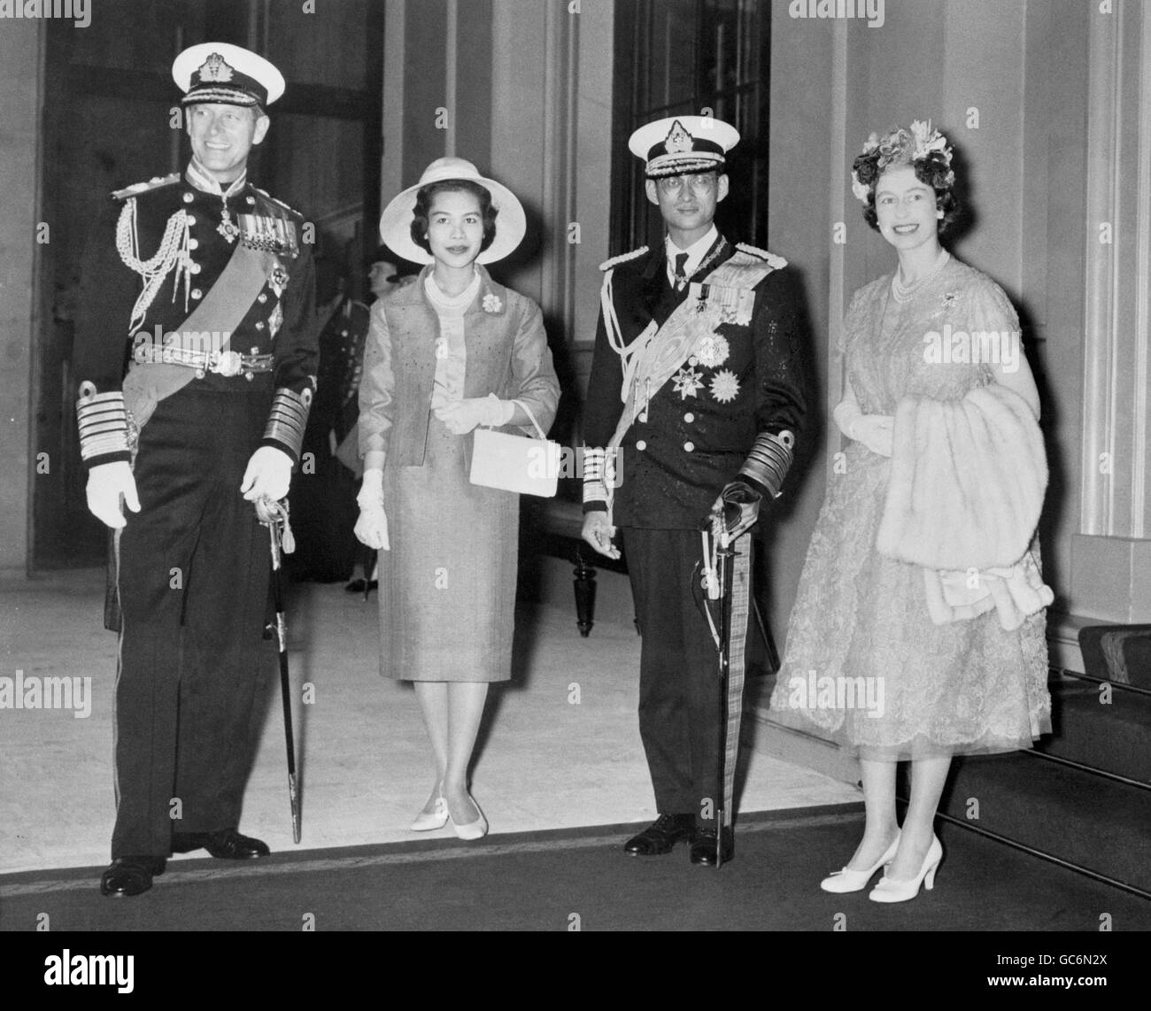 Le roi Bhumibol Adulyadej et la reine Sirikit de Thaïlande avec la reine Elizabeth II et le duc d'Édimbourg au palais de Buckingham après leur trajet de procession depuis la gare Victoria au début de la visite d'État du couple royal thaïlandais. Banque D'Images