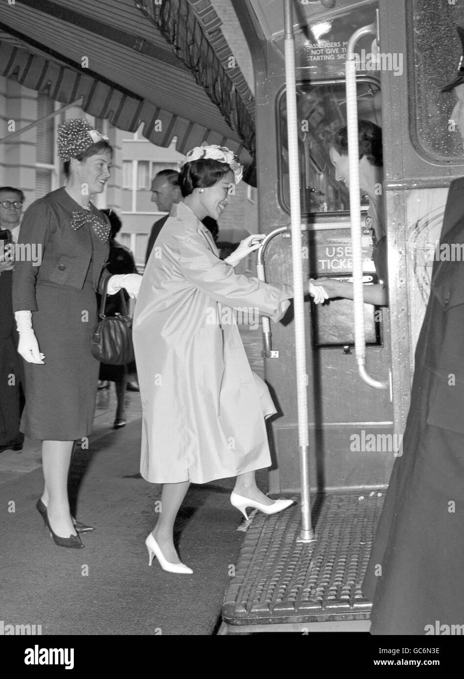La reine Sirikit, consort du monarque thaïlandais le roi Bhumibol Aduladej, monte à bord d'un bus londonien après avoir assisté à une réception à l'ambassade de Thaïlande à Kensington, Londres. On croyait que le bus, en location privée, emportait la Reine pour une visite de Londres. Banque D'Images