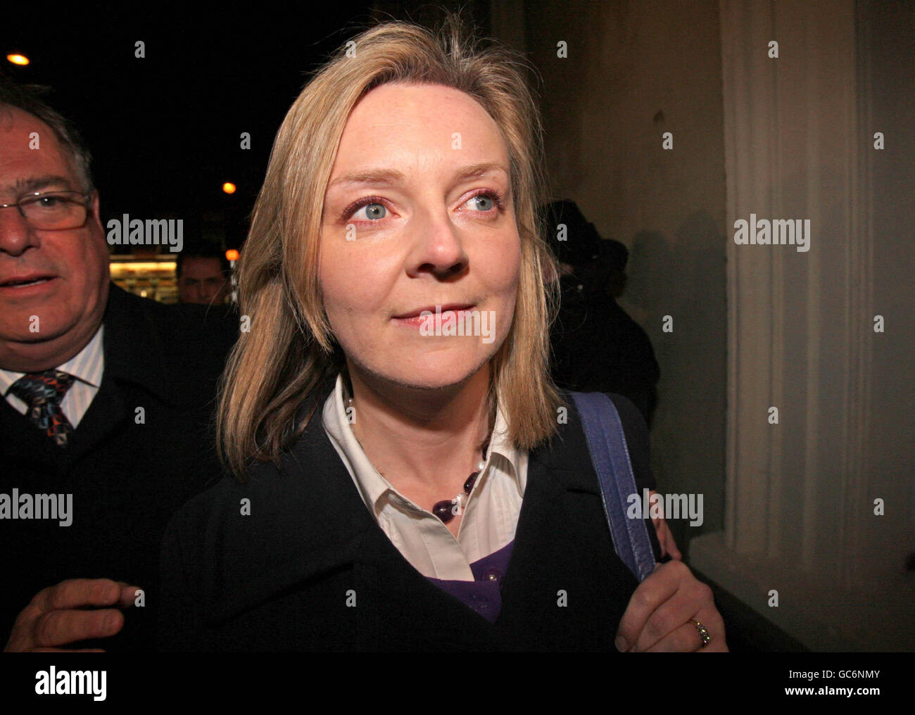La candidate conservatrice aux élections générales Elizabeth Truss arrive aux salles d'assemblée de Swaffham à Norfolk où elle doit faire face à un vote de désélection possible après son liaison avec le député conservateur Mark Field. Banque D'Images