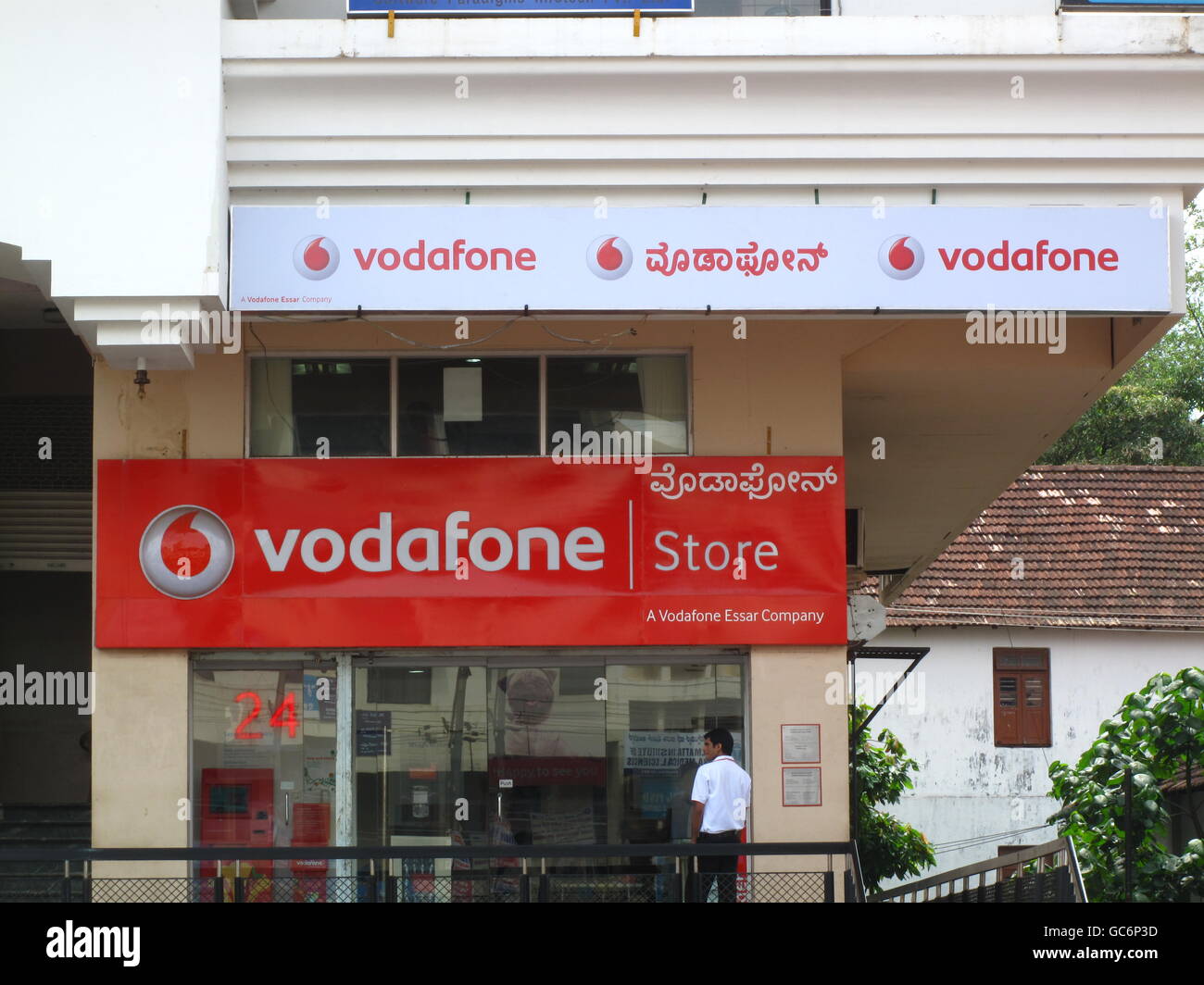 Vue d'ensemble d'un magasin de téléphonie mobile Vodafone à Mangalore, Karnataka, Inde. Banque D'Images