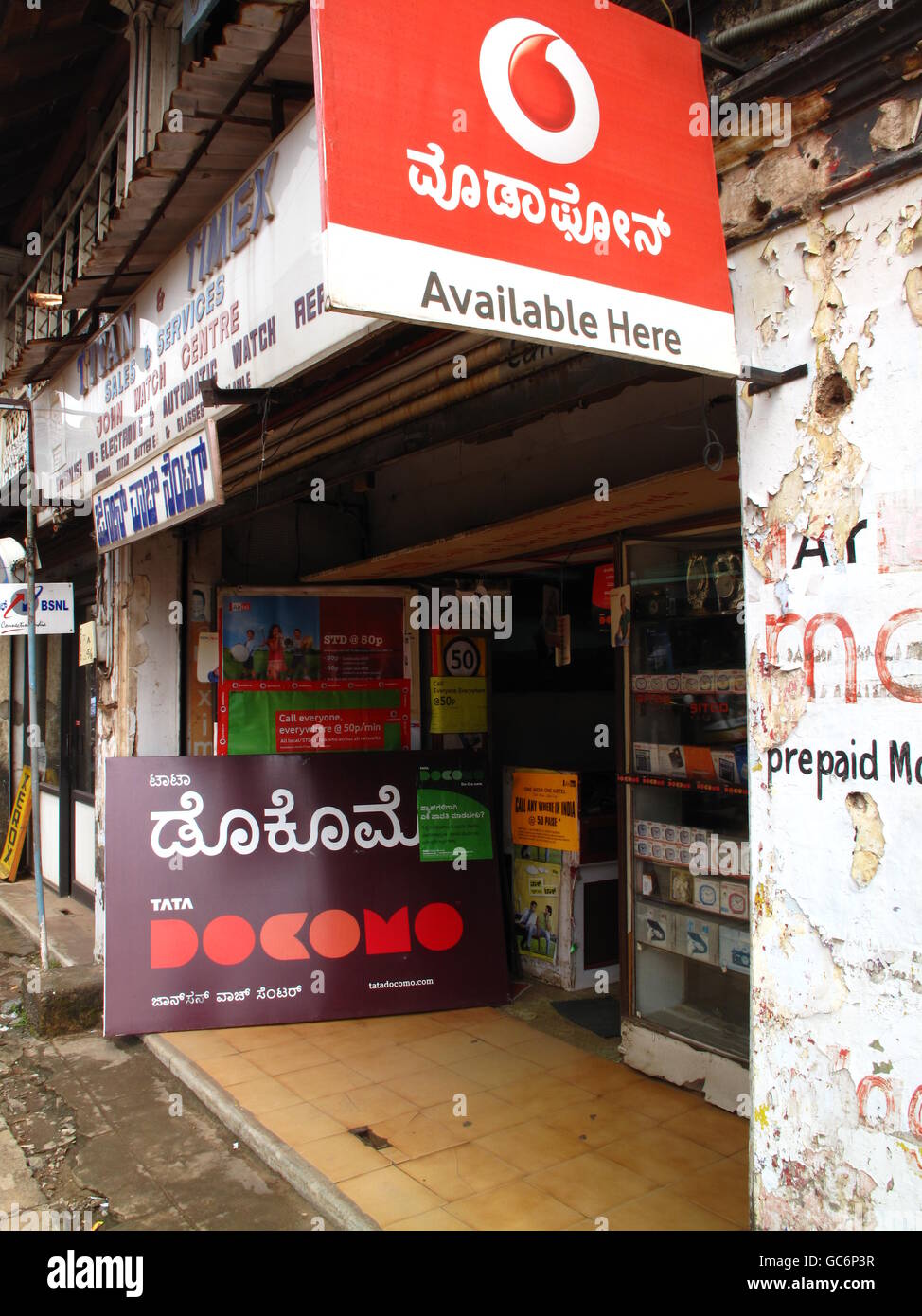 Une vue d'ensemble d'un magasin de téléphonie mobile à Mangalore, Karnataka, Inde. Banque D'Images