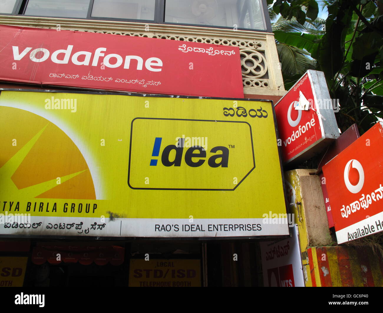 Télécommunications mobiles en Inde.Une vue d'ensemble d'un magasin de téléphonie mobile à Mangalore, Karnataka, Inde. Banque D'Images