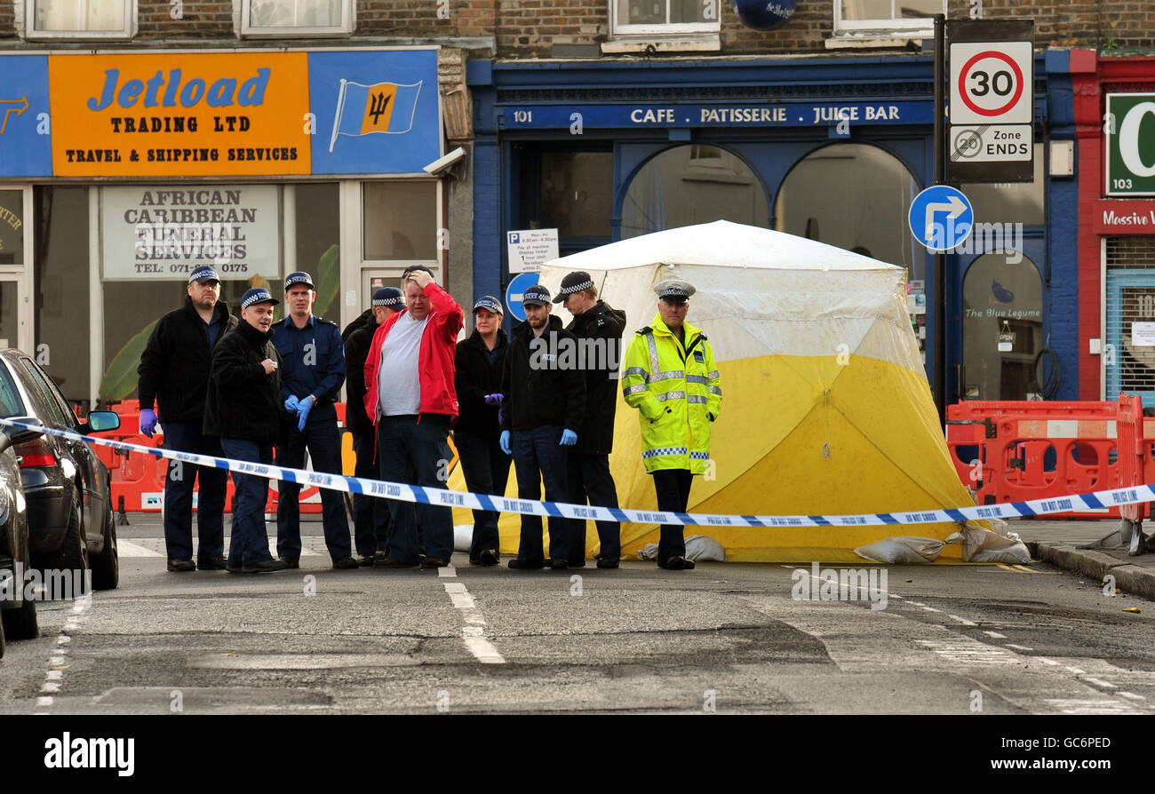 Un groupe d'officiers de police fouilla Yoakley Road à Stoke Newington, dans le nord de Londres, après qu'un homme de 19 ans ait été trouvé poignardé à mort dans la route, où se trouve la tente de préservation des scènes, cet après-midi. Banque D'Images