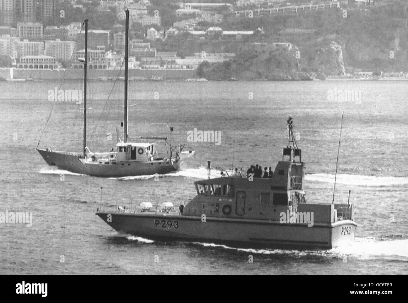 LE YACHT AUSTRAL SOMA (À GAUCHE) EST AMENÉ À GIBRALTAR PAR L'ÉQUIPAGE DU HMS ARGONAUT, ESCORTÉ PAR LE HMS RANGER.PLUS TÔT RODERICK NEWALL.26, A ÉTÉ ARRÊTÉ À BORD DU YACHT ACCUSÉ D'AVOIR TUÉ SES PARENTS À JERSEY EN 1987. Banque D'Images