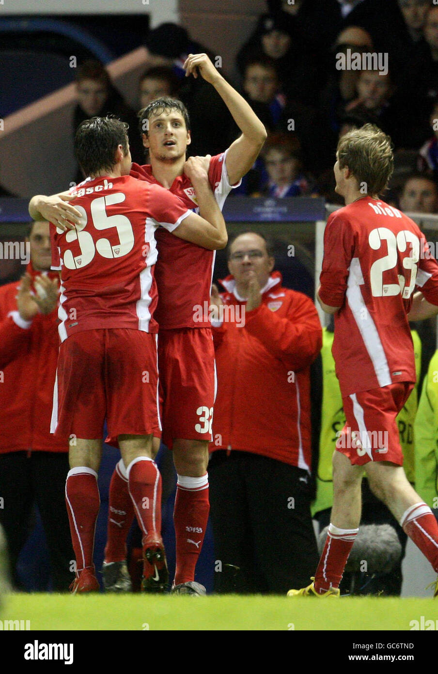 Zdravko Kuzmanovic (au centre) de Stuttgart célèbre son deuxième but avec ses coéquipiers lors du match de l'UEFA Champions League Group à Ibrox, Glasgow. Banque D'Images