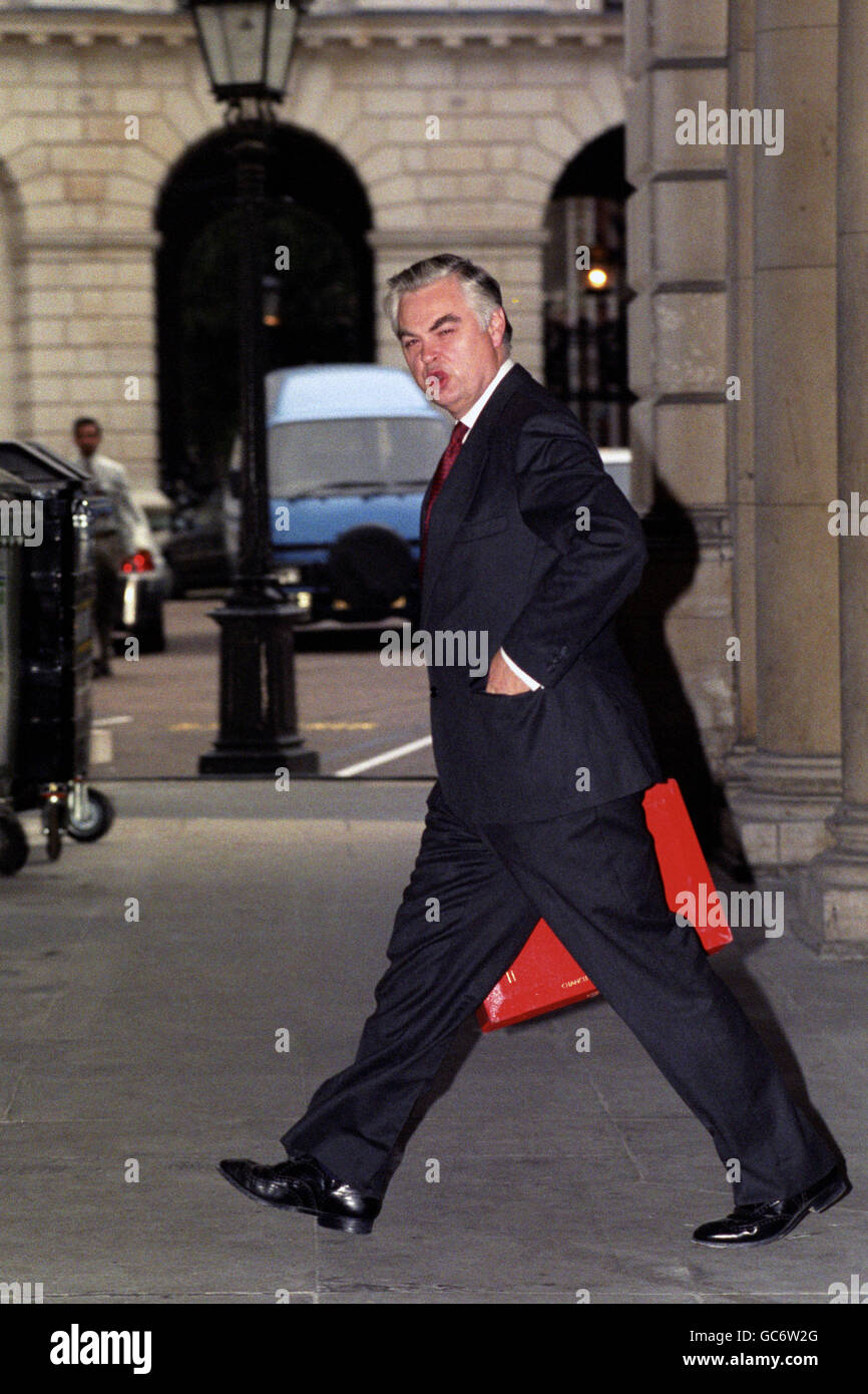 LE CHANCELIER NORMAN LAMONT ARRIVE AU TRÉSOR. Banque D'Images