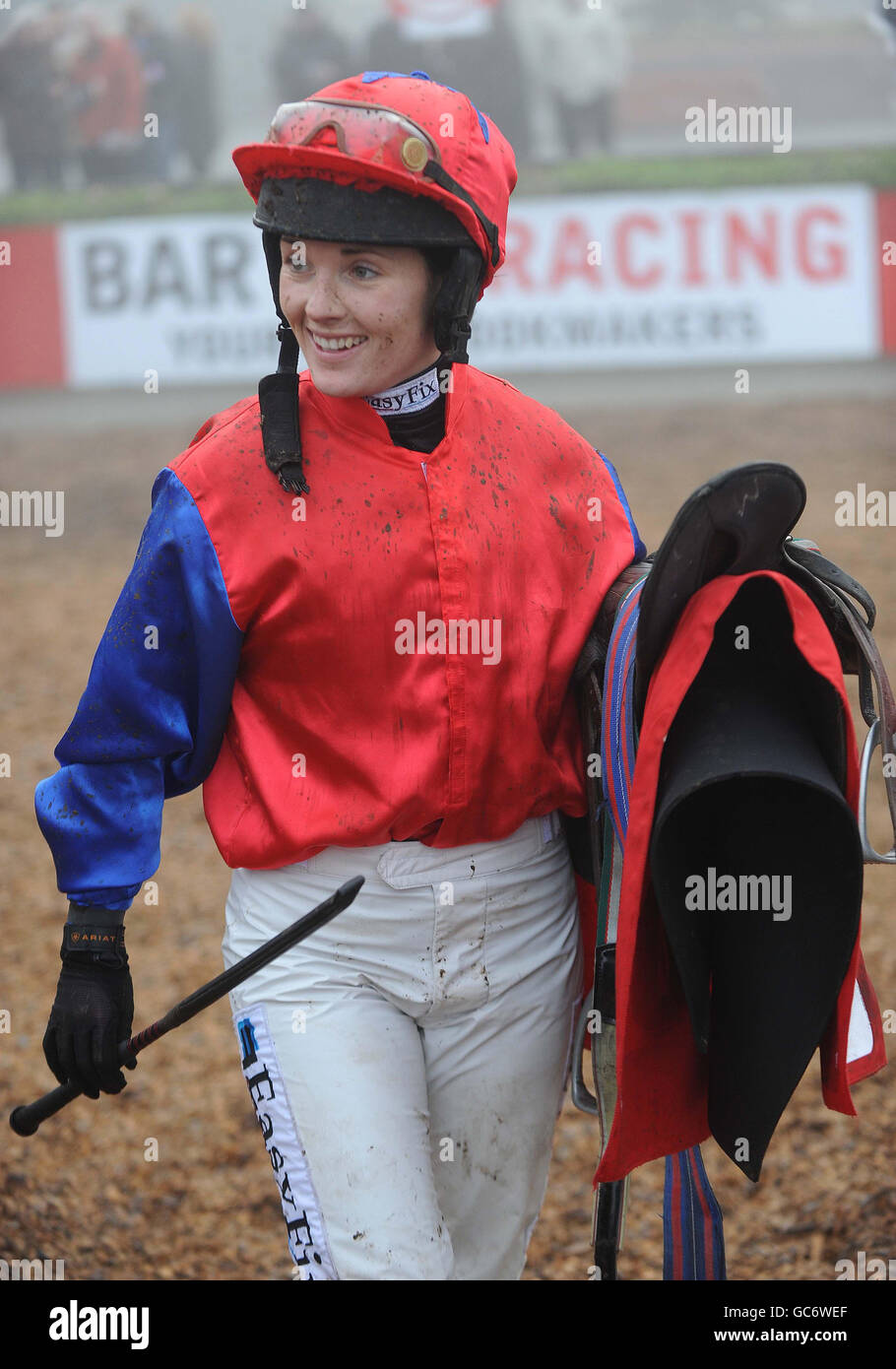 Jockey Katie Walsh sourit après sa victoire sur Thousand Stars dans le Bar One Racing Handicap obstacle pendant le Festival d'hiver à Fairyhouse Racecourse, Irlande. Banque D'Images