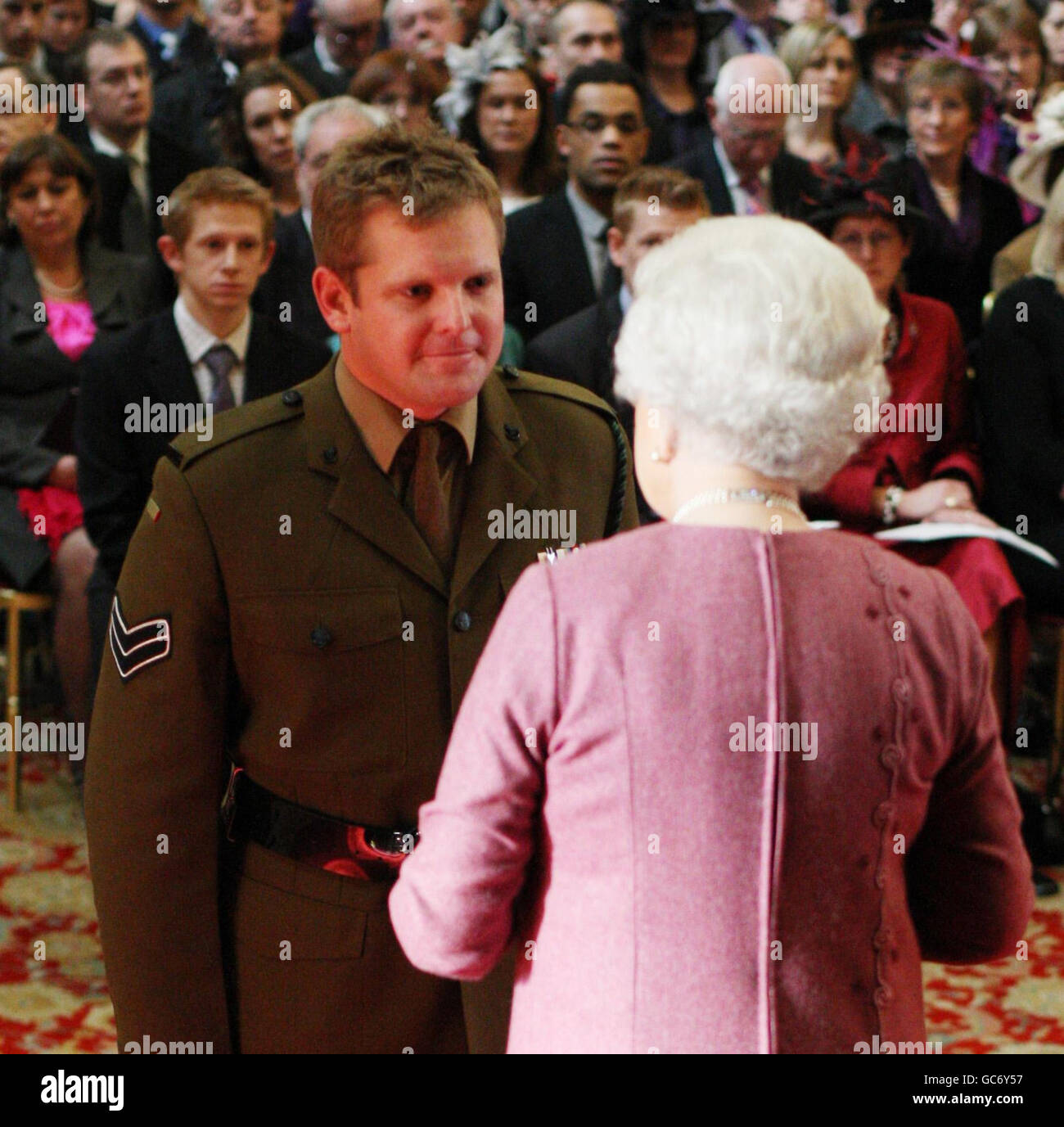 Le Serjeant Mark Powis, les fusils, est décoré de la Croix militaire par la Reine au château de Windsor, pour des services en Afghanistan. Banque D'Images