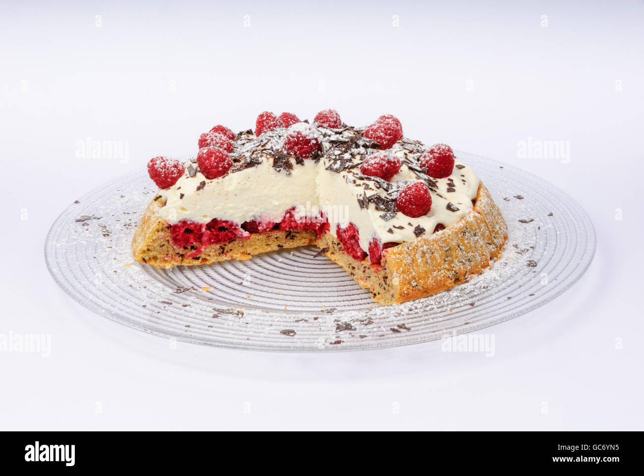 Raspberry torte fromage avec copeaux de chocolat et de sucre en poudre sur une plaque de verre Banque D'Images