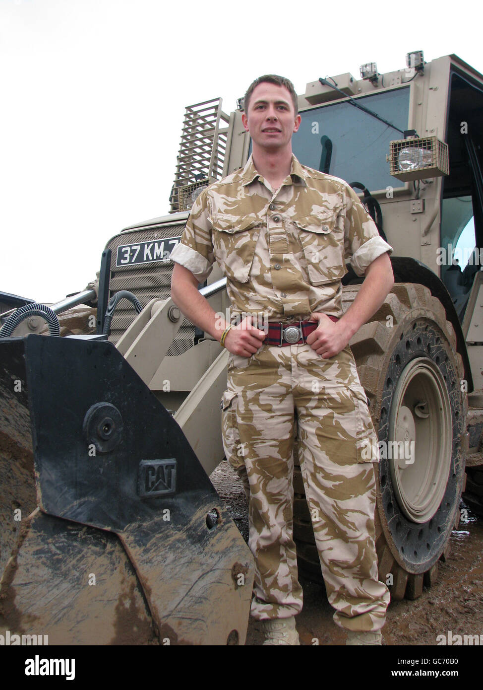 Sapper Daniel Boden, 24 ans, de Portsmouth, du 28 Engineer Regiment Royal Engineers, devant un excaveur blindé Caterpillar. Banque D'Images