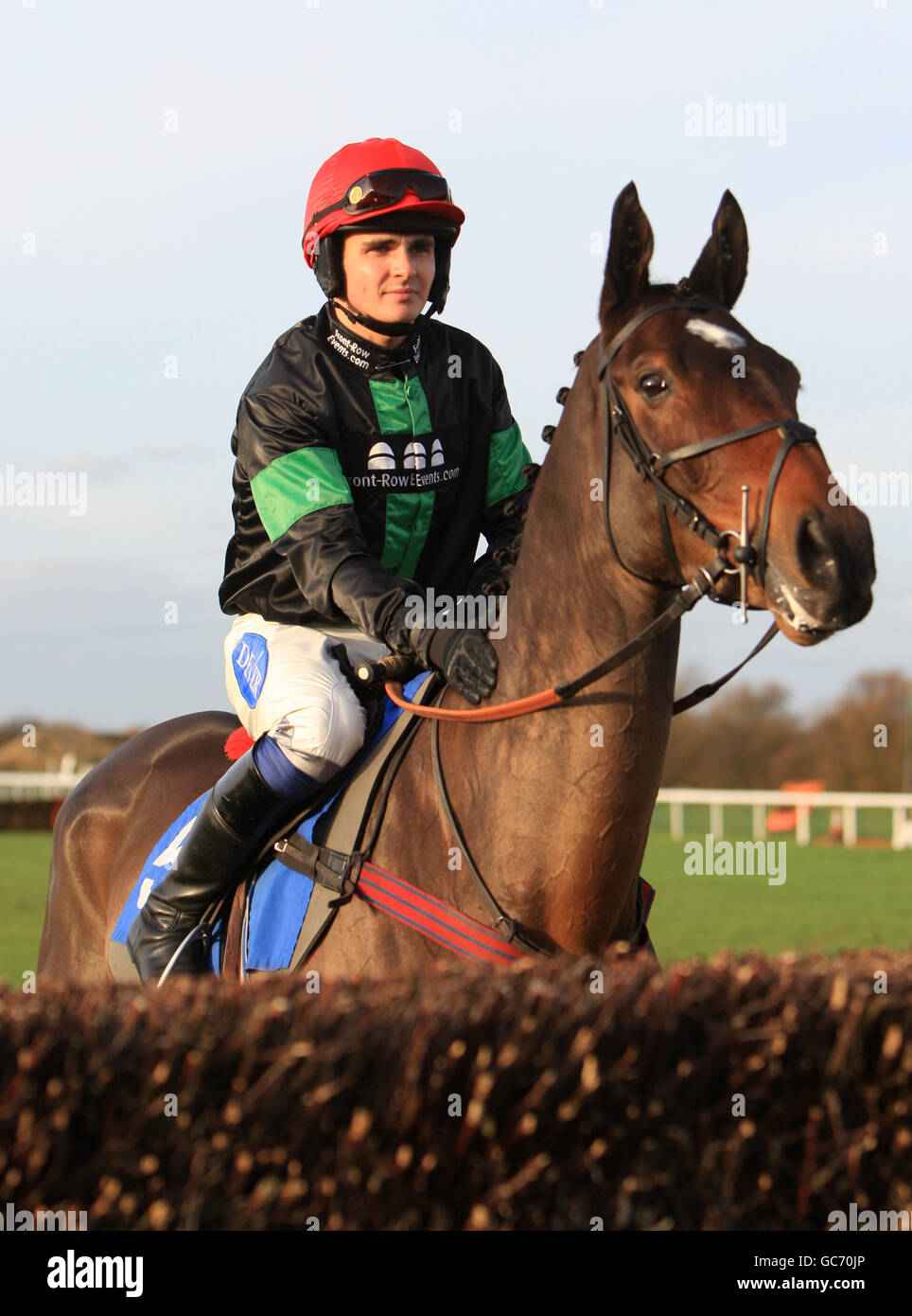 Jockey Liam Treadwell sur Digger obtient Lucky inspecte l'un des Les sauts avant le South African Pioneer handicap Chase Banque D'Images