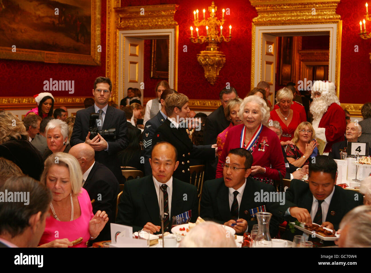 Dame Vera Lynn (au centre-droit) assiste à la fête de Noël de l'Association non oubliée, organisée par la princesse Royale. Des blessés en service et des ex-militaires, hommes et femmes handicapés, ont également assisté à la fête au Palais St James's, dans le centre de Londres. Banque D'Images