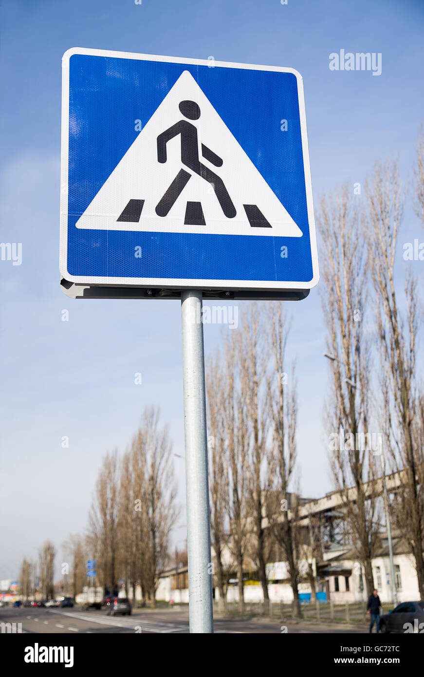 Grand panneau passage piétons contre le ciel bleu Banque D'Images
