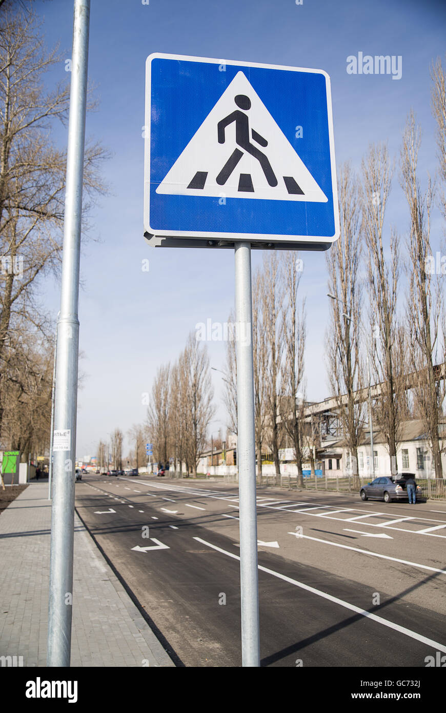 Grand panneau passage piétons contre le ciel bleu Banque D'Images