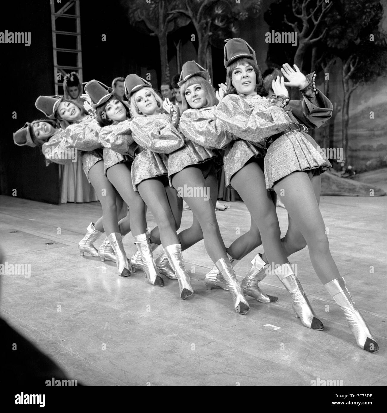 Pages de la cour du Prince John dans une répétition de la comédie musicale Robin des Bois de Lionel Bart 'Twang', au Shaftesbury Theatre. Banque D'Images