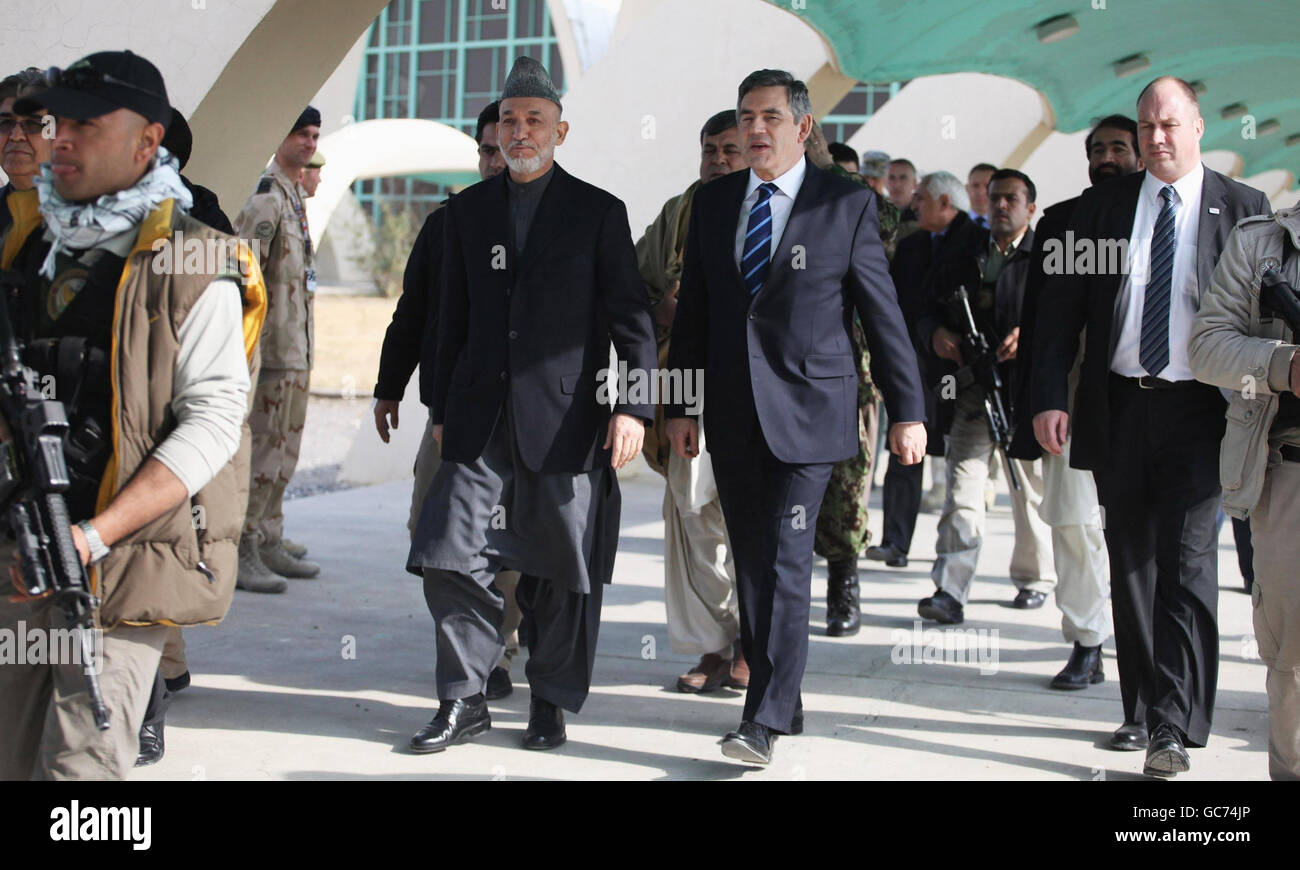 Le Premier ministre Gordon Brown accompagne le président Hamid Karzaï à la base aérienne de Kandahar, en Afghanistan. Banque D'Images