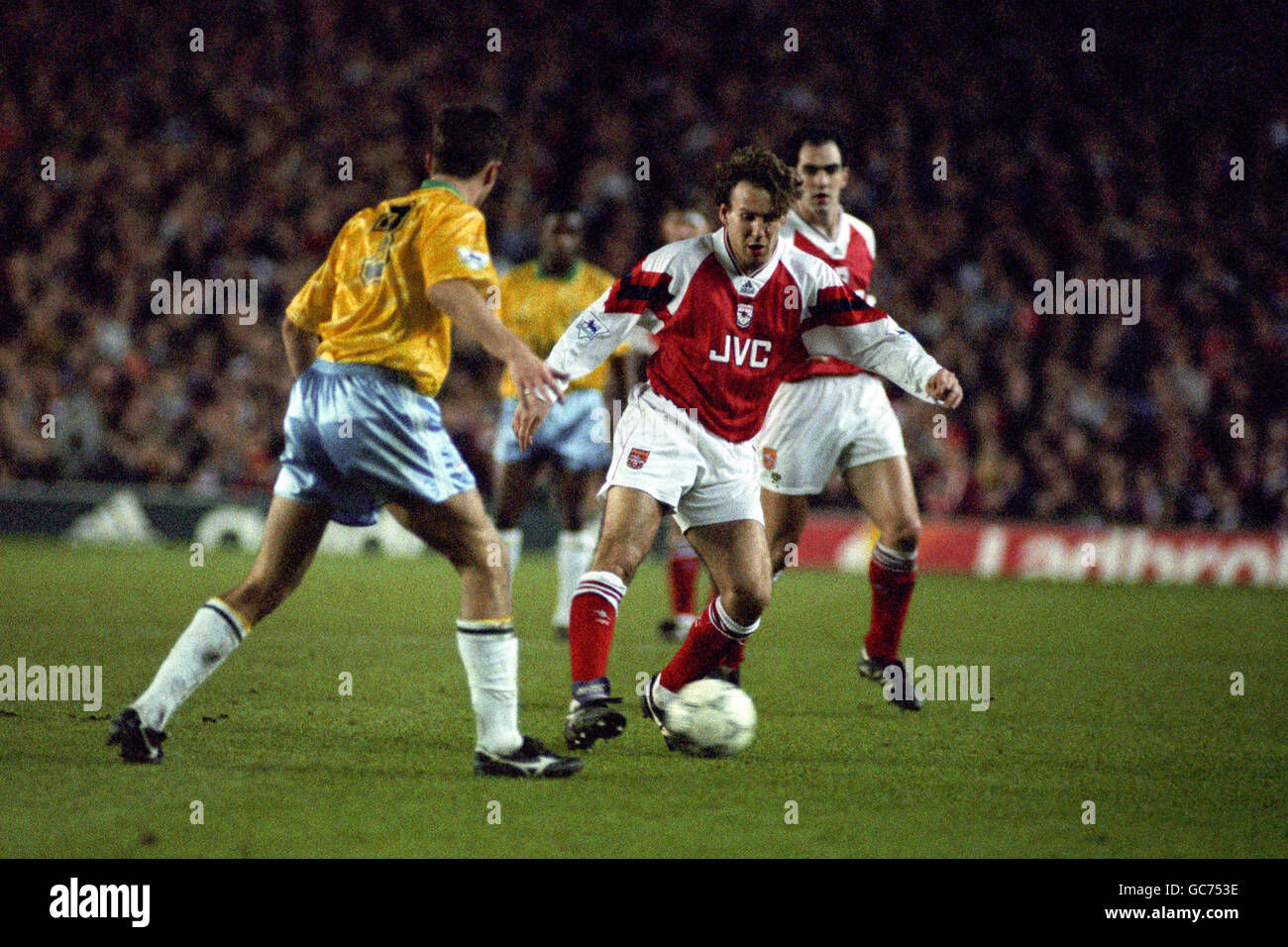 GARETH SOUTHGATE DE CRYSTAL PALACE TENTE DE SE DIRIGER SUR L'ARSENAL PAUL MERSON PENDANT LA DEMI-FINALE COCA-COLA 2ÈME JAMBE À HIGHBURY. Banque D'Images
