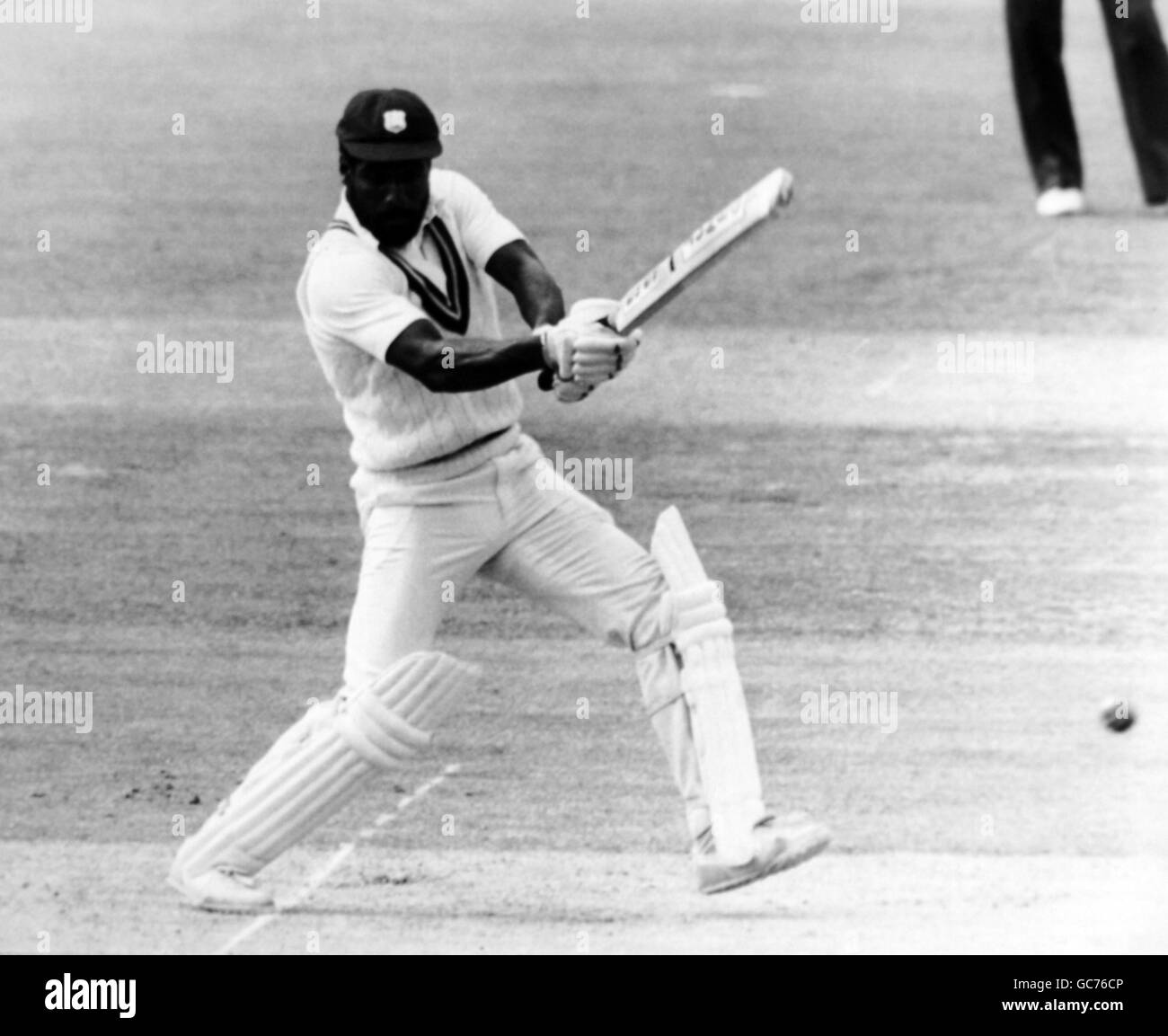 Le Cricketer Viv Richards des Indes occidentales pilote une balle de Balwinder Singh Sandhu (Inde) Banque D'Images