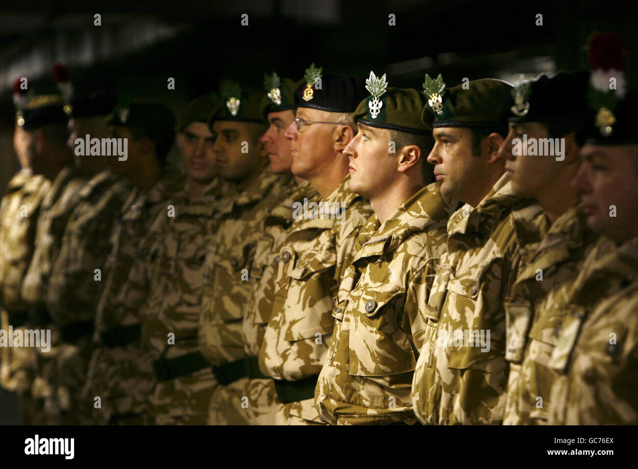 Les soldats du 4e Bataillon du régiment mercien se préparent à marcher jusqu'à Clarence House où le prince de Galles présentera des médailles de campagne au régiment. Banque D'Images