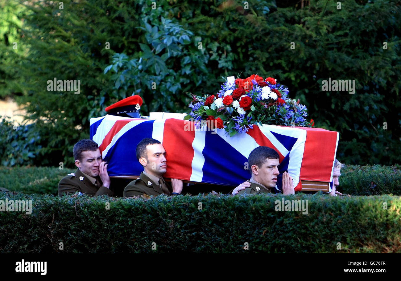 Le cercueil du caporal Nicholas Webster-Smith de la police militaire royale est transporté à l'église Saint-Pierre, à Brackley, dans le Northamptonshire, après ses funérailles aujourd'hui. Banque D'Images