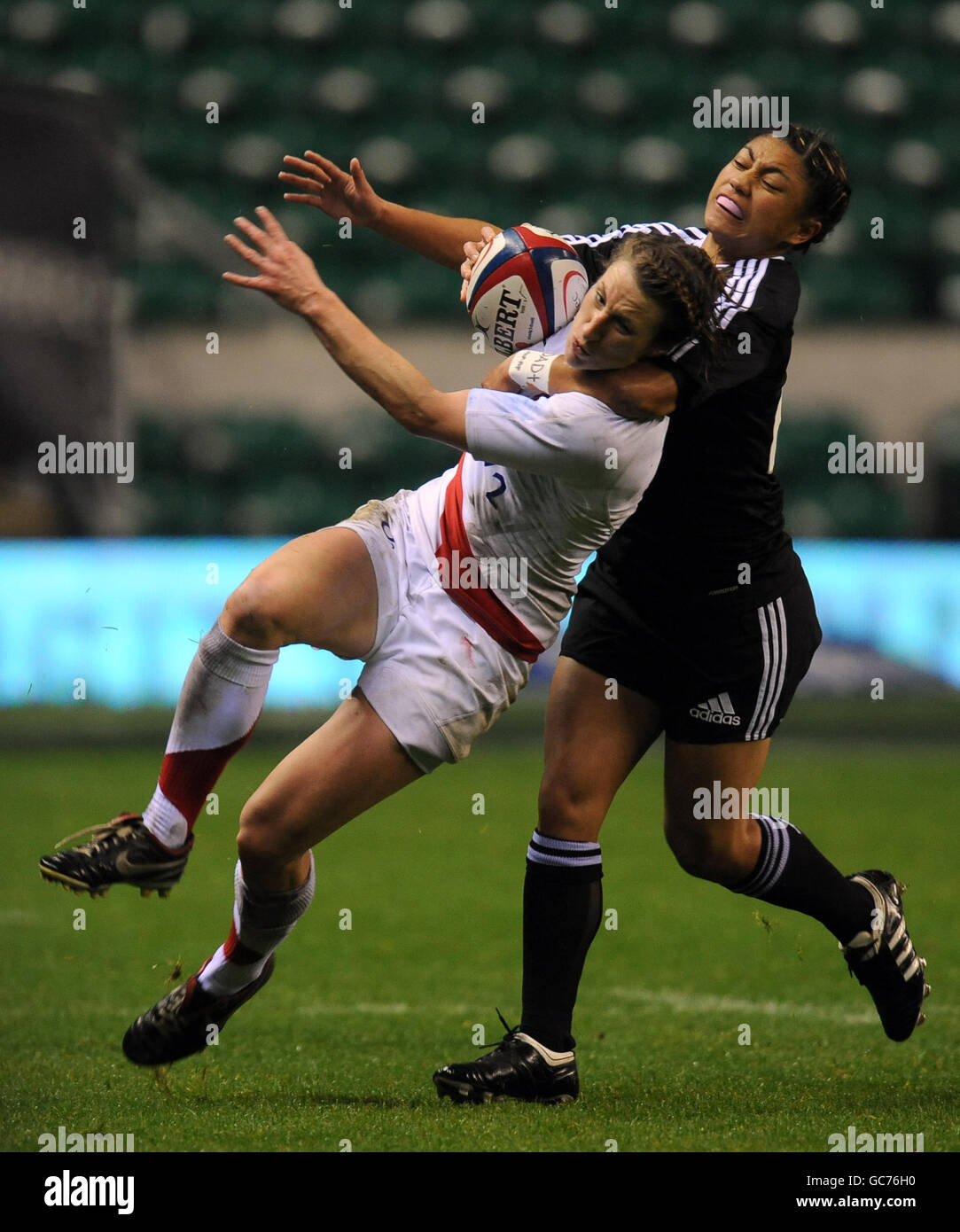 Rugby Union - Angleterre femmes / Nouvelle-Zélande femmes - Twickenham.En Angleterre, Charlotte Barras (à gauche) est la plus haute entreprise par Renee Wickliffe, de Nouvelle-Zélande Banque D'Images