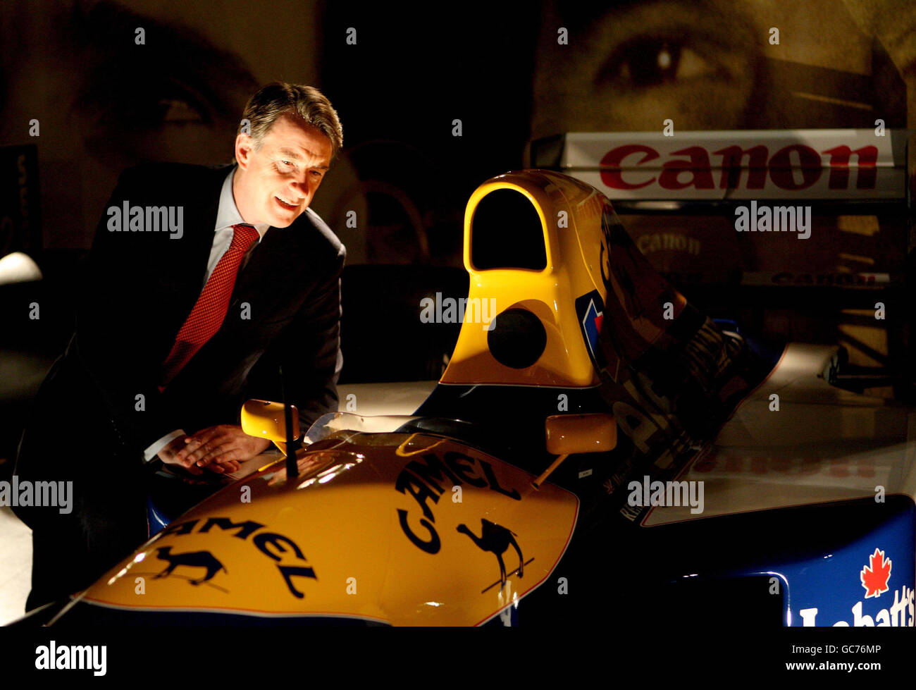 Lord Mandelson avec l'une des voitures historiques Williams F1 lors d'une visite au siège des équipes à Wantage, Oxfordshire. Banque D'Images