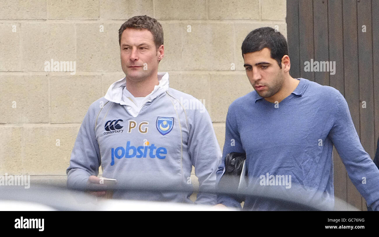 Paul Groves, entraîneur de l'équipe de Portsmouth (à gauche) avec Tal Ben Haim avant la séance d'entraînement à Eastleigh Training Ground, Portsmouth. Banque D'Images