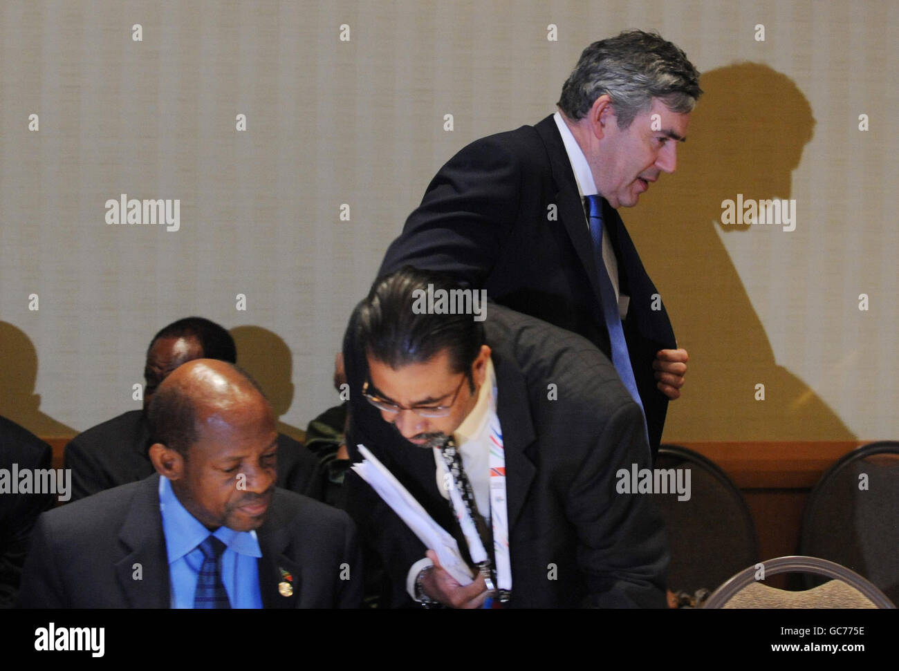 Le Premier ministre britannique Gordon Brown (arrière à droite) arrive à une réunion des pays des Caraïbes lors de la réunion des chefs de gouvernement du Commonwealth à Trinidad. Banque D'Images