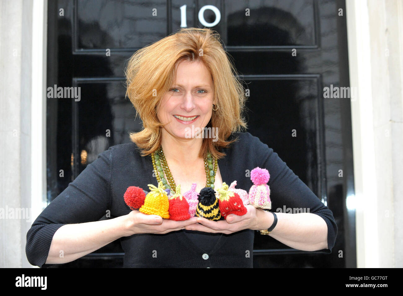 L'épouse du Premier ministre Sarah Brown présente une sélection de chapeaux de laine miniatures, tricotés par elle, à l'appui d'une campagne de charité menée par aider les personnes âgées. Banque D'Images