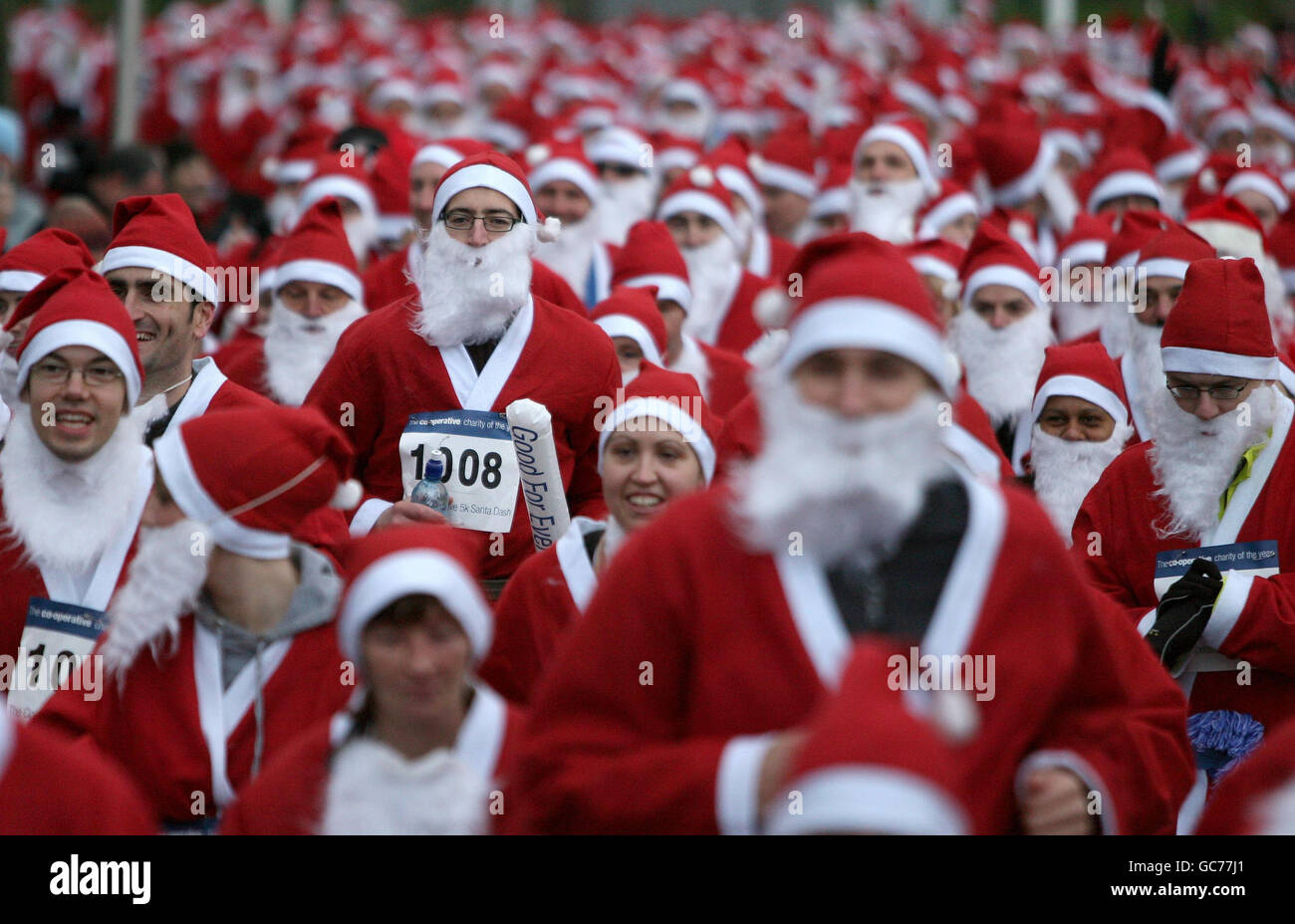 Le début de la Coopérative Santa Dash au stade de la ville de Manchester, pour la charité RNID à Manchester. Banque D'Images