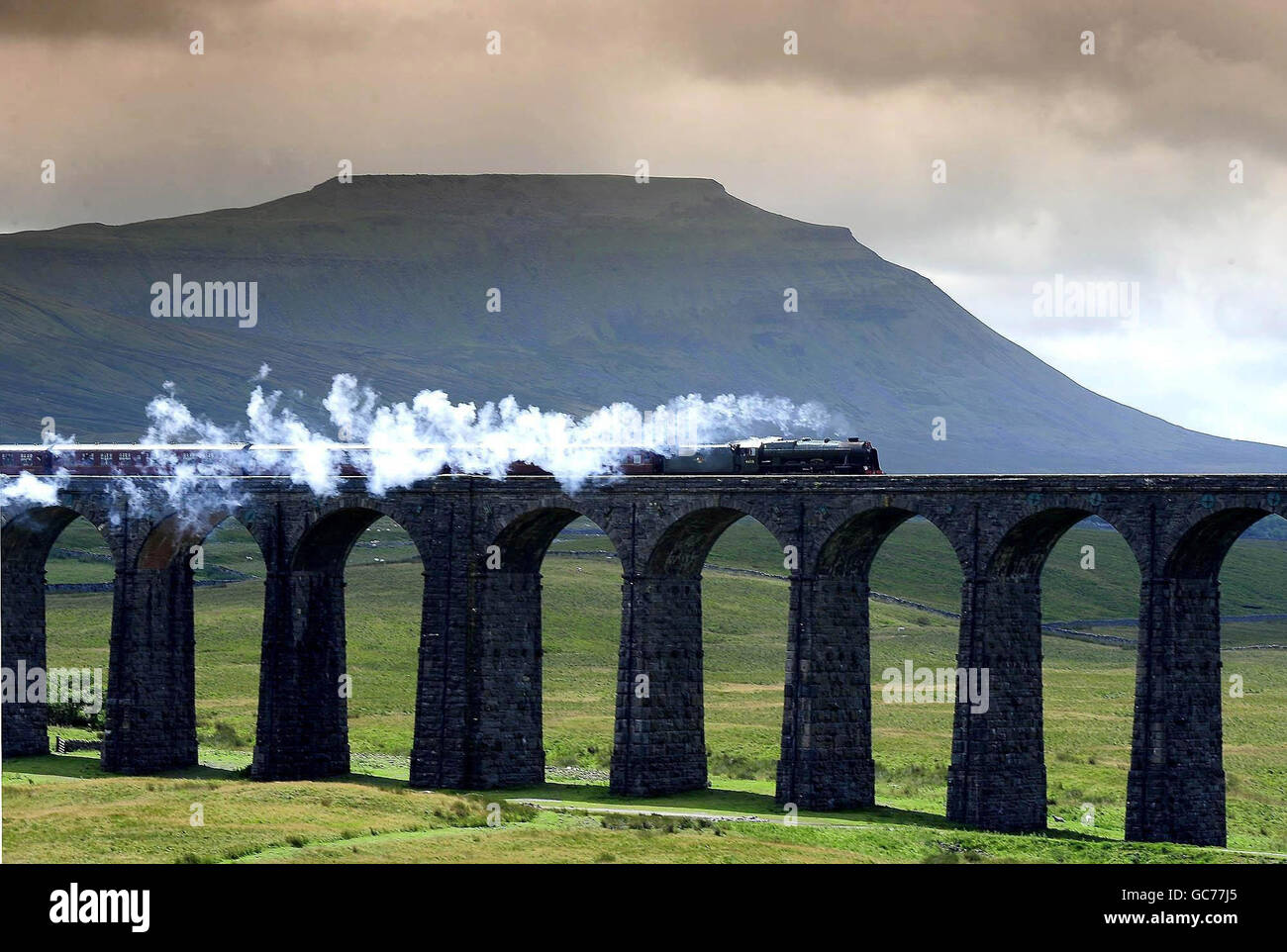 La locomotive Scots Guardsman traverse le Viaduc de Ribblehead au début de cette année le service Cumbrian Mountain Express sur la ligne de chemin de fer de Settle à Carlisle, qui a été reconnu comme le deuxième meilleur voyage ferroviaire spectaculaire dans le monde dans le réseau de nouvelles américain ABC les dix meilleurs grands trajets ferroviaires. Banque D'Images