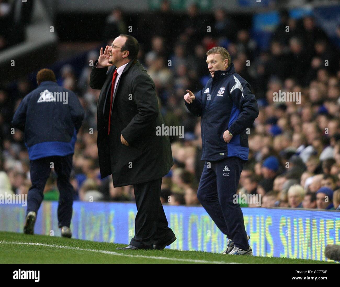 Football - Barclays Premier League - Everton / Liverpool - Goodison Park.Rafael Benitez, directeur de Liverpool (à gauche), et David Moyes, directeur d'Everton (à droite), donnent des commandes sur la ligne de contact Banque D'Images